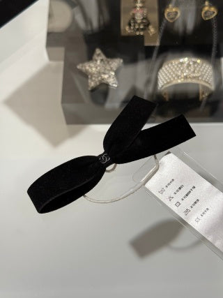 Chanel Black Velvet Bow Hair Clip – Elegant Luxury Fashion Accessory